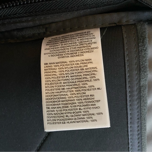 The North Face Generator Backpack School Bag TNF Black BRAND NEW WITH TAGS! - Picture 5 of 14